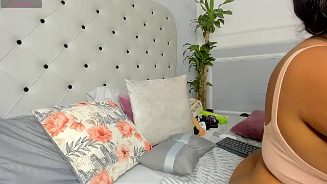 Snapshot of Yiseth_02 chatting on February 15, 3:42 am Yiseth 02 online show from February 15, 3:42 am