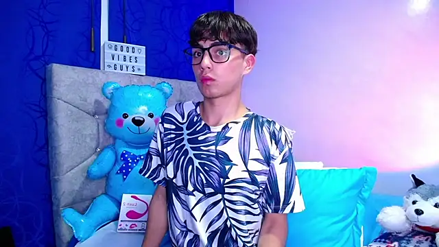 OwenBluee online show from December 2, 5:59 am