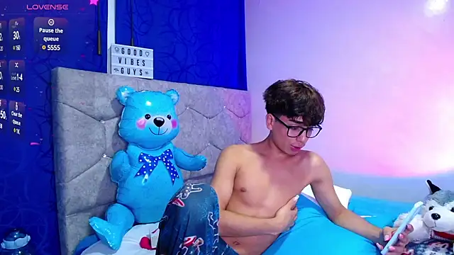 OwenBluee online show from December 2, 9:02 am