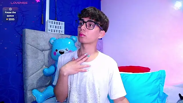 OwenBluee online show from December 7, 7:38 am