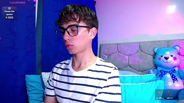 OwenBluee online show from February 4, 5:42 am