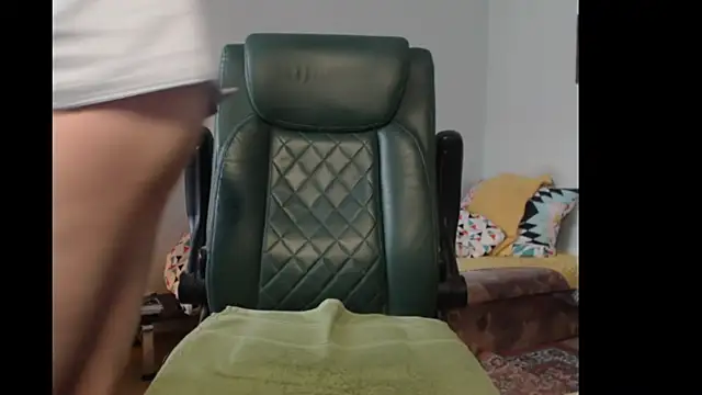 Snapshot of tuttiluss44 chatting on February 21, 10:27 am tuttiluss44 online show from February 21, 10:27 am