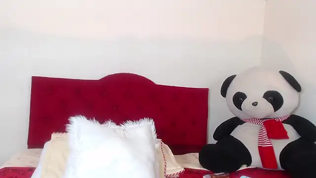 Snapshot of Luluu_08 chatting on February 15, 8:11 pm Luluu 08 online show from February 15, 8:11 pm