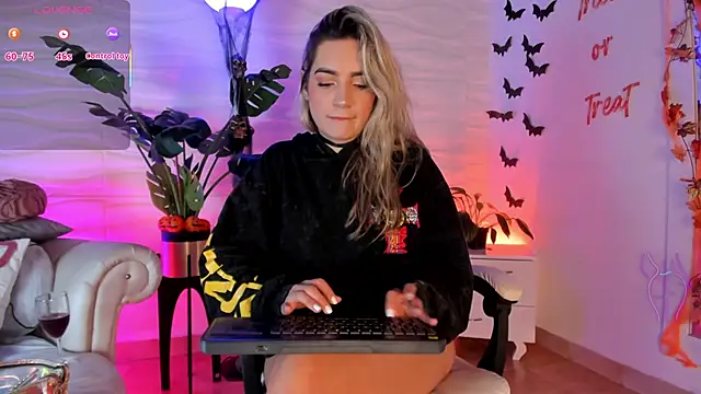 Snapshot of mariablonde_ chatting on October 13, 8:20 pm mariablonde online show from October 13, 8:20 pm