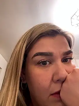 Snapshot of LolaBeretta chatting on December 7, 1:14 am LolaBeretta online show from December 7, 1:14 am