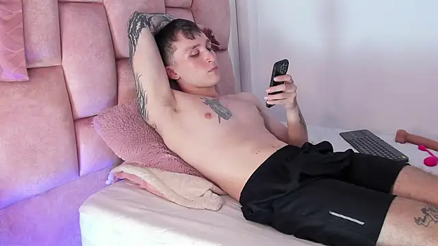 Snapshot of Dylanwhite23_ chatting on March 21, 6:49 am Dylanwhite23 online show from March 21, 6:49 am