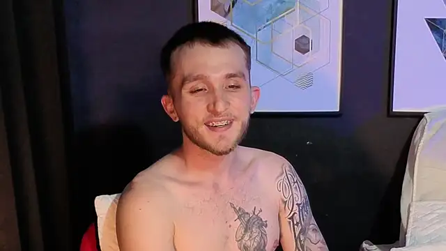 Dylanwhite23  online show from April 3, 3:48 am