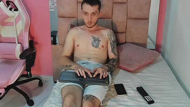 Snapshot of Dylanwhite23_ chatting on April 28, 2:38 am Dylanwhite23 online show from April 28, 2:38 am