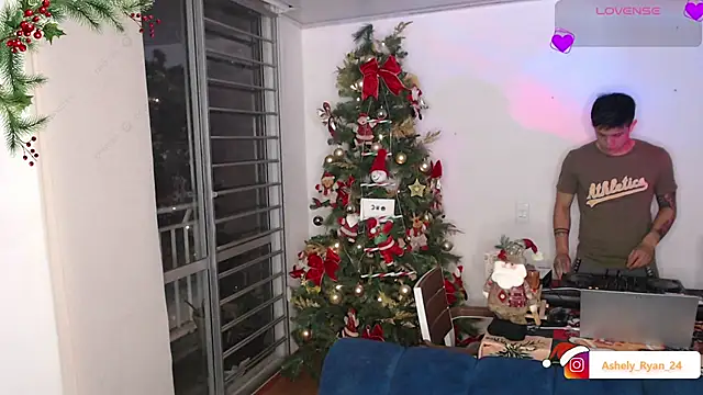 ashely ryan24 online show from December 17, 11:44 pm