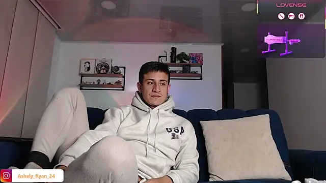 Snapshot of ashely_ryan24 chatting on February 24, 12:41 am ashely ryan24 online show from February 24, 12:41 am