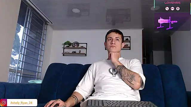 Snapshot of ashely_ryan24 chatting on March 17, 10:57 pm ashely ryan24 online show from March 17, 10:57 pm