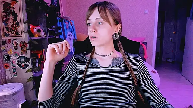 NaniMoore online show from March 1, 8:10 pm