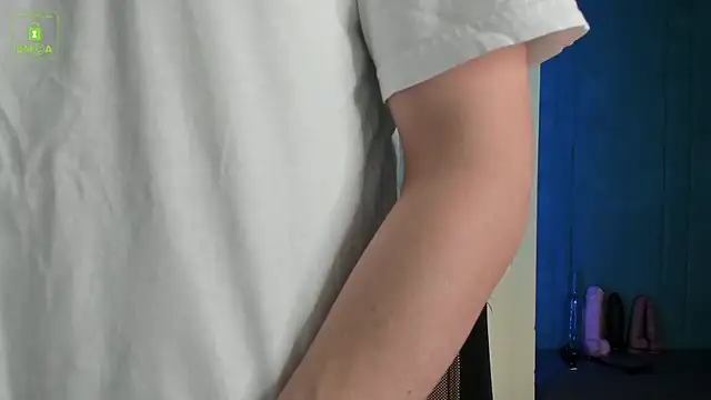 Snapshot of MarkGWalker chatting on December 13, 4:43 am MarkGWalker online show from December 13, 4:43 am