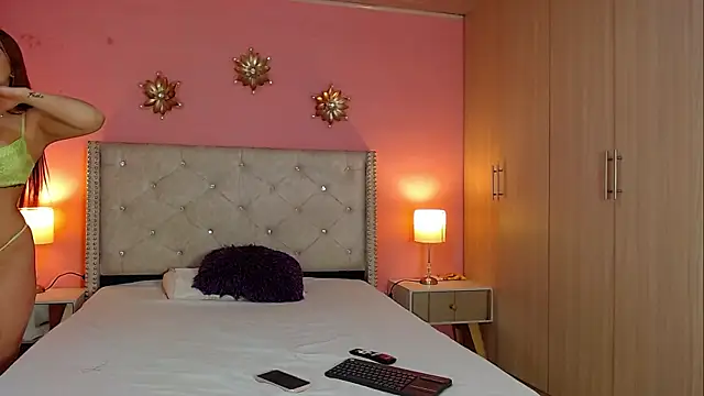 Kim and Mia online show from December 18, 4:57 pm