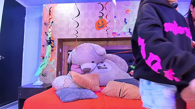 Snapshot of SofiAndNicol chatting on October 29, 10:50 am SofiAndNicol online show from October 29, 10:50 am