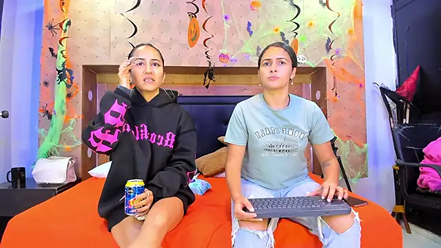 Snapshot of SofiAndNicol chatting on October 30, 11:00 am SofiAndNicol online show from October 30, 11:00 am