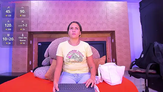 Snapshot of SofiAndNicol chatting on December 16, 11:04 am SofiAndNicol online show from December 16, 11:04 am