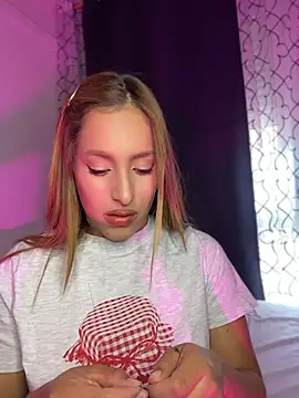 Agnescruzz online show from May 31, 3:30 pm