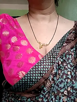 Snapshot of Rosy-B chatting on February 19, 10:01 am Rosy-B online show from February 19, 10:01 am