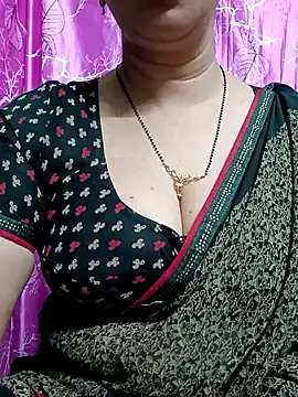 Snapshot of Rosy-B chatting on February 28, 12:32 am Rosy-B online show from February 28, 12:32 am