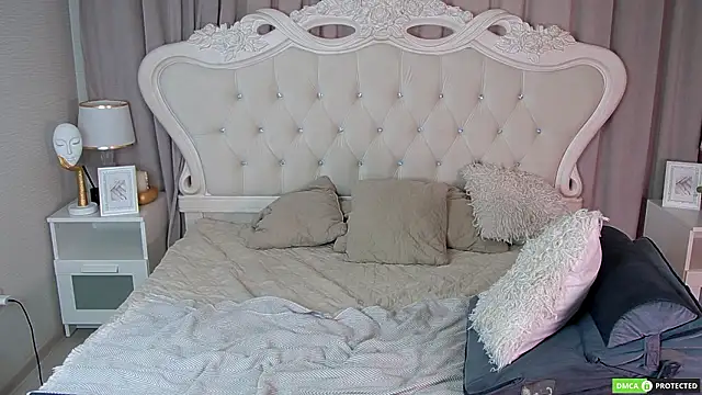 EmmaWarren online show from March 11, 3:23 am