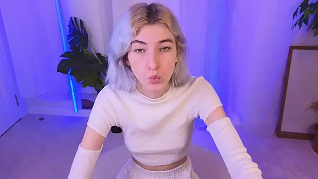 Mia Cheers online show from December 7, 1:51 pm