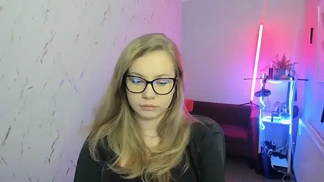 holly xglam online show from December 5, 7:21 pm