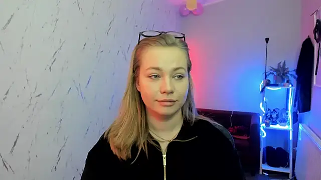 holly xglam online show from February 3, 8:25 pm