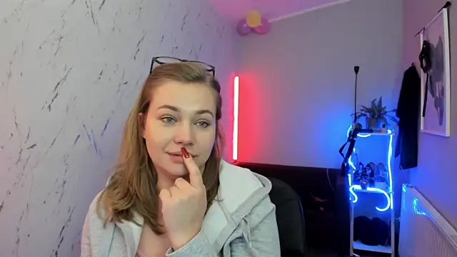 holly xglam online show from February 10, 8:02 pm