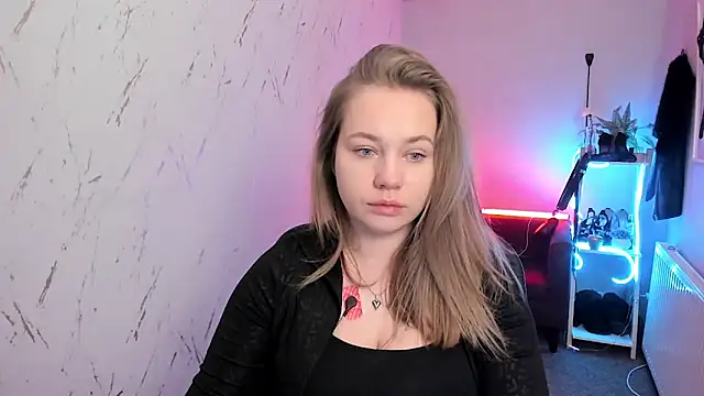 holly xglam online show from March 4, 7:20 pm