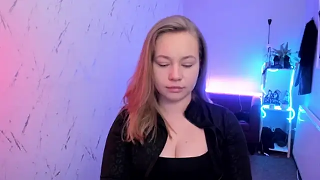 holly xglam online show from April 11, 6:12 pm