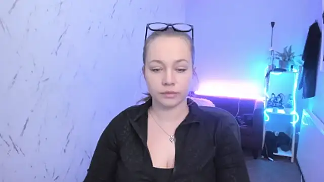 holly xglam online show from April 14, 5:19 pm