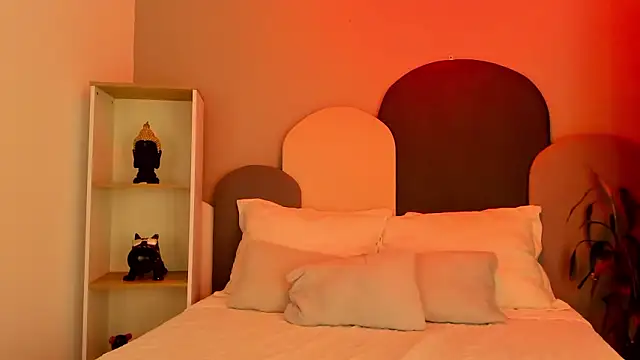 Snapshot of TaraCarson chatting on February 25, 2:43 am TaraCarson online show from February 25, 2:43 am