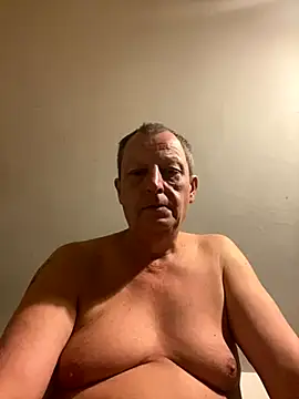 Snapshot of chubbybear2cum chatting on September 15, 12:10 am chubbybear2cum online show from September 15, 12:10 am