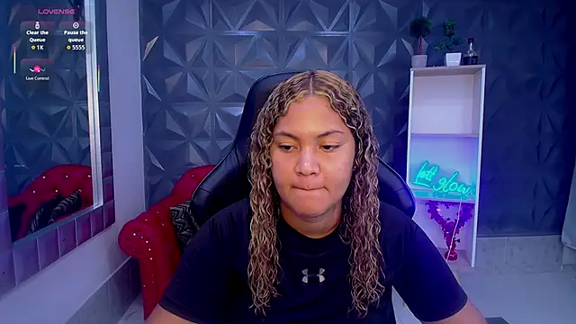 Snapshot of Cristal_War chatting on January 7, 11:18 pm Cristal War online show from January 7, 11:18 pm