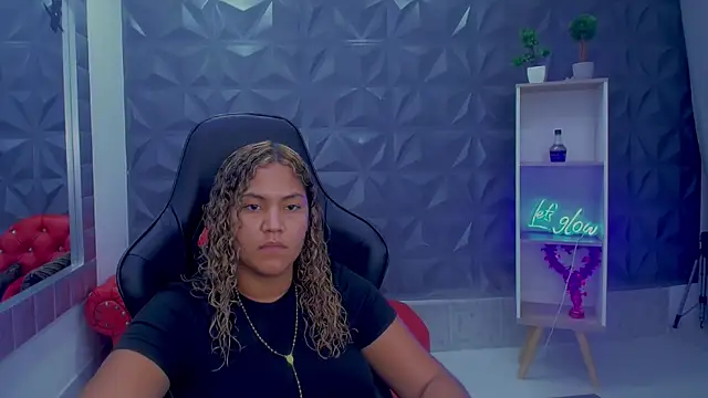 Snapshot of Cristal_War chatting on January 18, 12:03 am Cristal War online show from January 18, 12:03 am