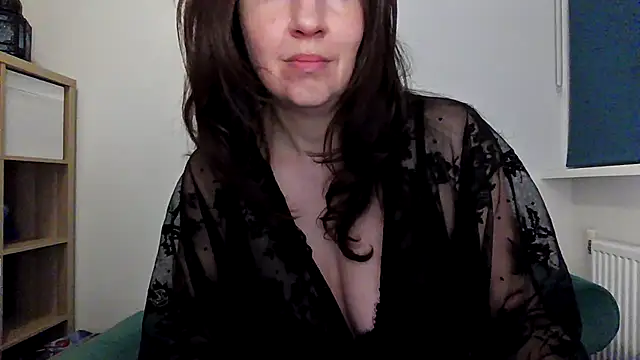 Snapshot of Ella_Next_Door chatting on December 19, 7:54 pm Ella Next Door online show from December 19, 7:54 pm