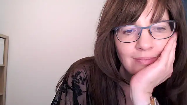 Snapshot of Ella_Next_Door chatting on December 21, 9:44 pm Ella Next Door online show from December 21, 9:44 pm