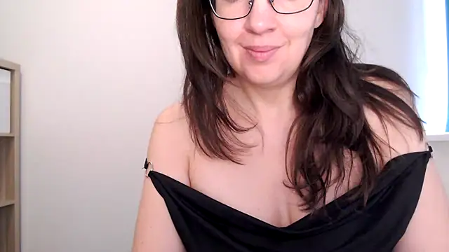 Snapshot of Ella_Next_Door chatting on December 22, 9:50 am Ella Next Door online show from December 22, 9:50 am