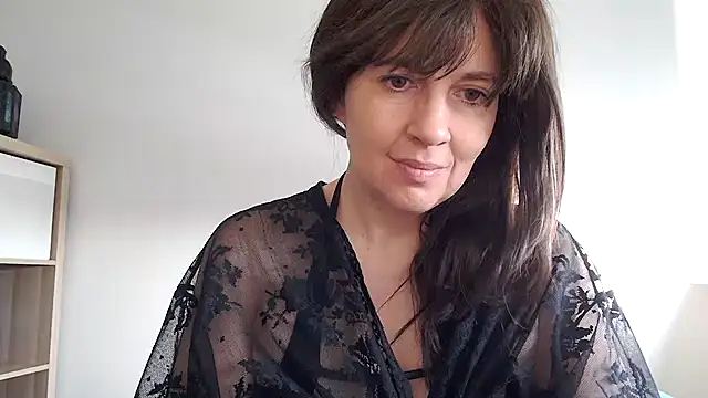 Snapshot of Ella_Next_Door chatting on January 11, 1:05 pm Ella Next Door online show from January 11, 1:05 pm