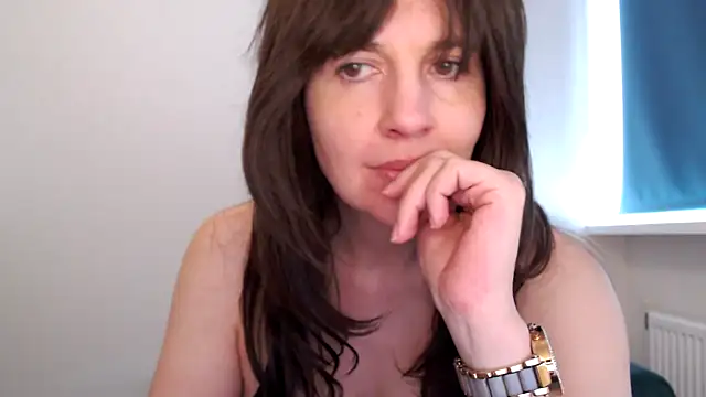 Snapshot of Ella_Next_Door chatting on February 9, 11:14 am Ella Next Door online show from February 9, 11:14 am