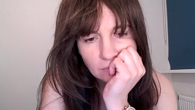 Snapshot of Ella_Next_Door chatting on February 11, 9:31 pm Ella Next Door online show from February 11, 9:31 pm