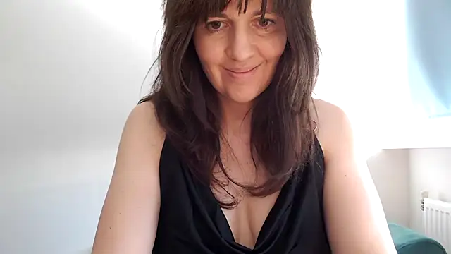 Snapshot of Ella_Next_Door chatting on February 27, 10:59 am Ella Next Door online show from February 27, 10:59 am