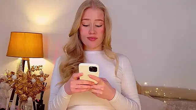 JuliaJaee online show from January 7, 6:56 pm