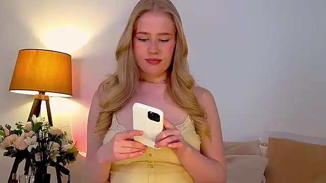 JuliaJaee online show from February 9, 7:30 pm