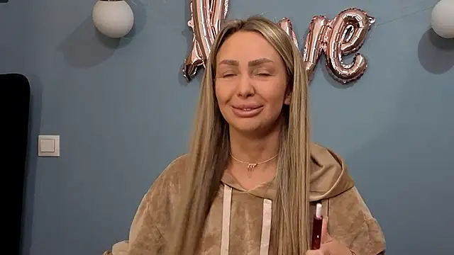 Snapshot of AnnaMaee chatting on February 25, 10:18 pm AnnaMaee online show from February 25, 10:18 pm