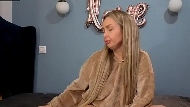 Snapshot of AnnaMaee chatting on February 26, 1:21 am AnnaMaee online show from February 26, 1:21 am