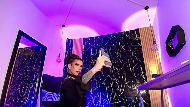 Snapshot of Bella_salvatore chatting on February 6, 9:07 pm Bella salvatore online show from February 6, 9:07 pm