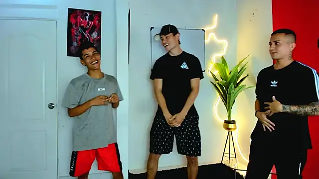 Snapshot of oversizedxguys chatting on April 11, 1:32 am oversizedxguys online show from April 11, 1:32 am