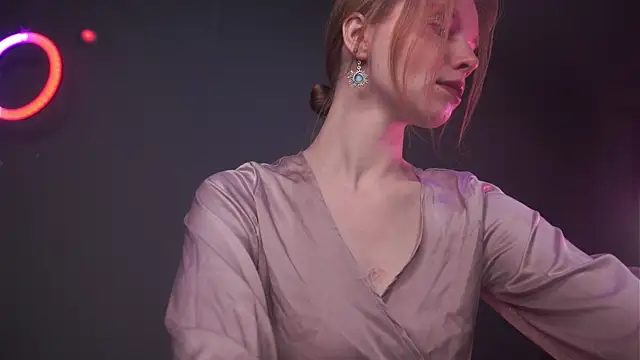 ginger hugs online show from January 7, 10:01 pm